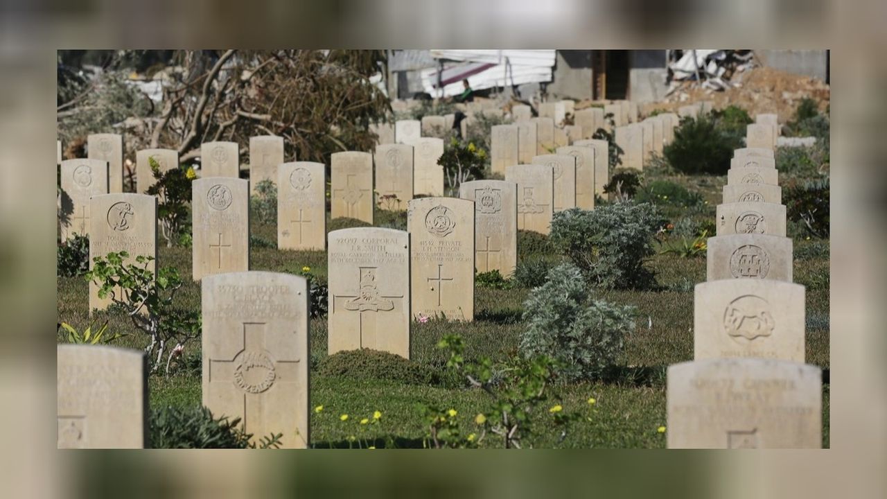 İsrail saldırıları sonucu Gazze'deki tarihi İngiliz Mezarlığı tahrip oldu