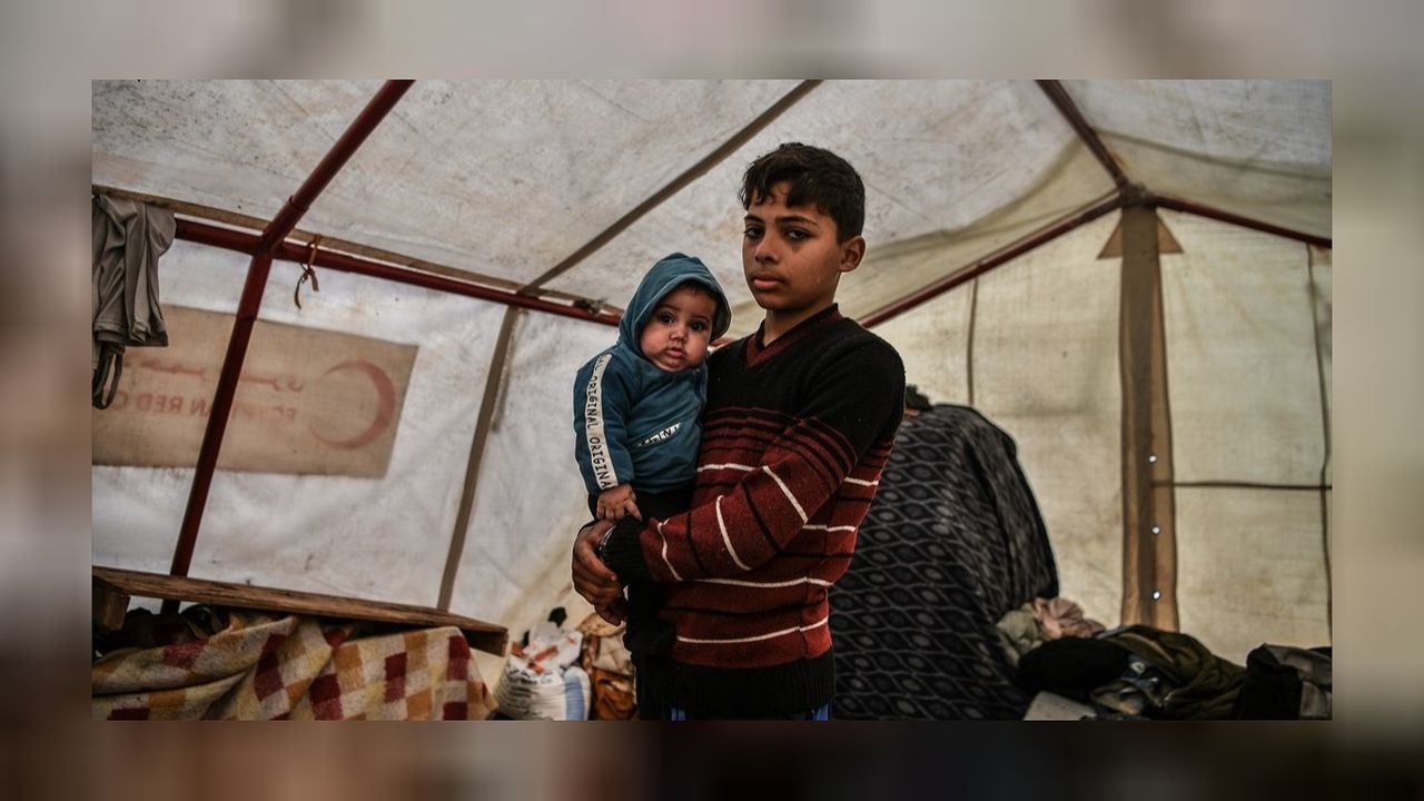 İsrail saldırılarında ailesini kaybetti! 14 yaşındaki Muhammed 6 aylık kardeşine bakıyor