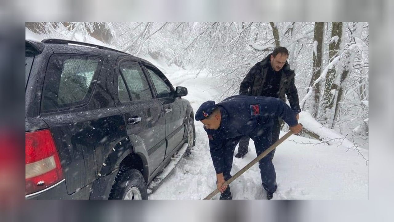Kar nedeniyle mahsur kalan 5 kişilik aile ekipler tarafından kurtarıldı! 