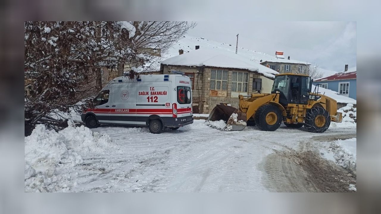 Kardan kapanan yolu temizleyen ekipler fenalaşan kalp hastasına ulaştı! 