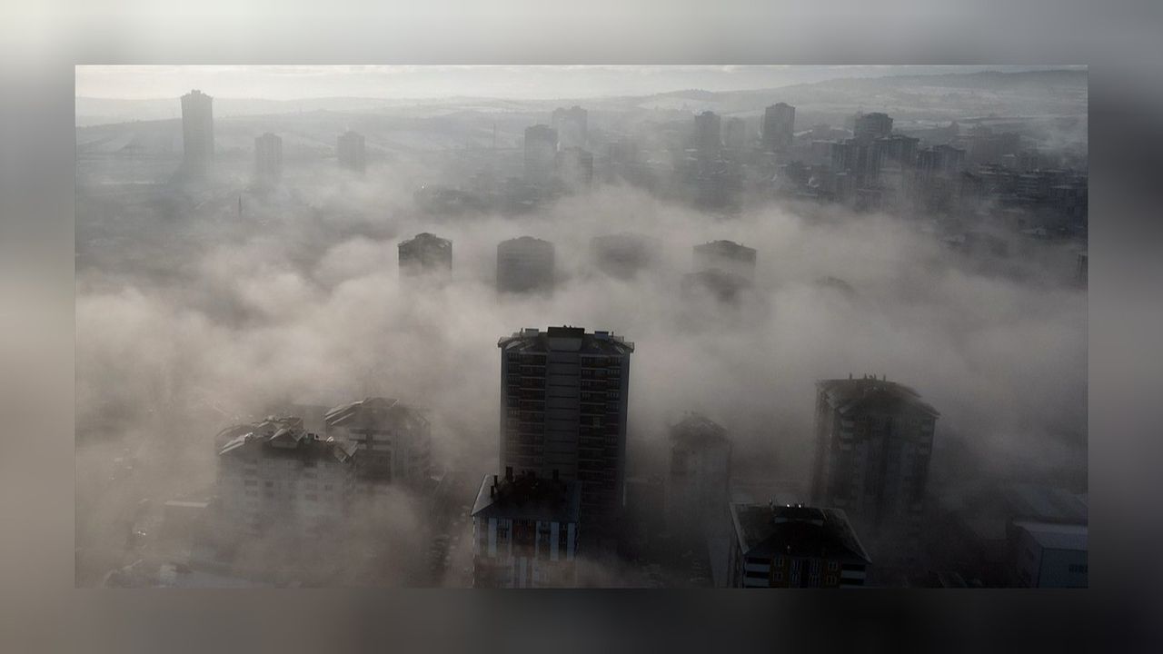Kastamonu'da tuhaf sis! Tüm şehir kara bulutlarla kaplandı 