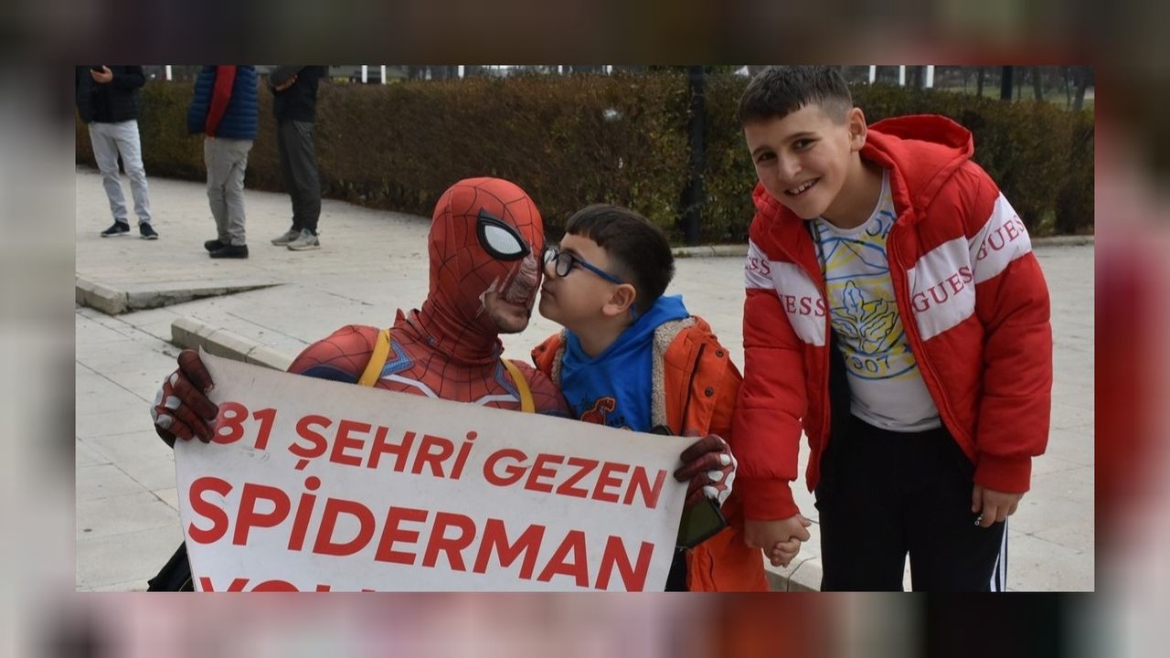 Malatyalı Spiderman depremzede çocukları karne gününde gülümsetti 