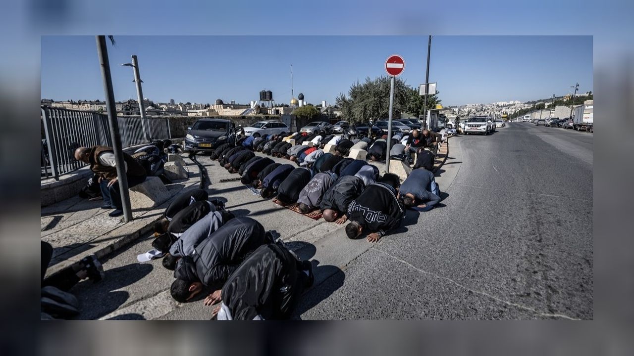 Mescid-i Aksa'da İsrail'in namaz kısıtlaması devam ediyor! 