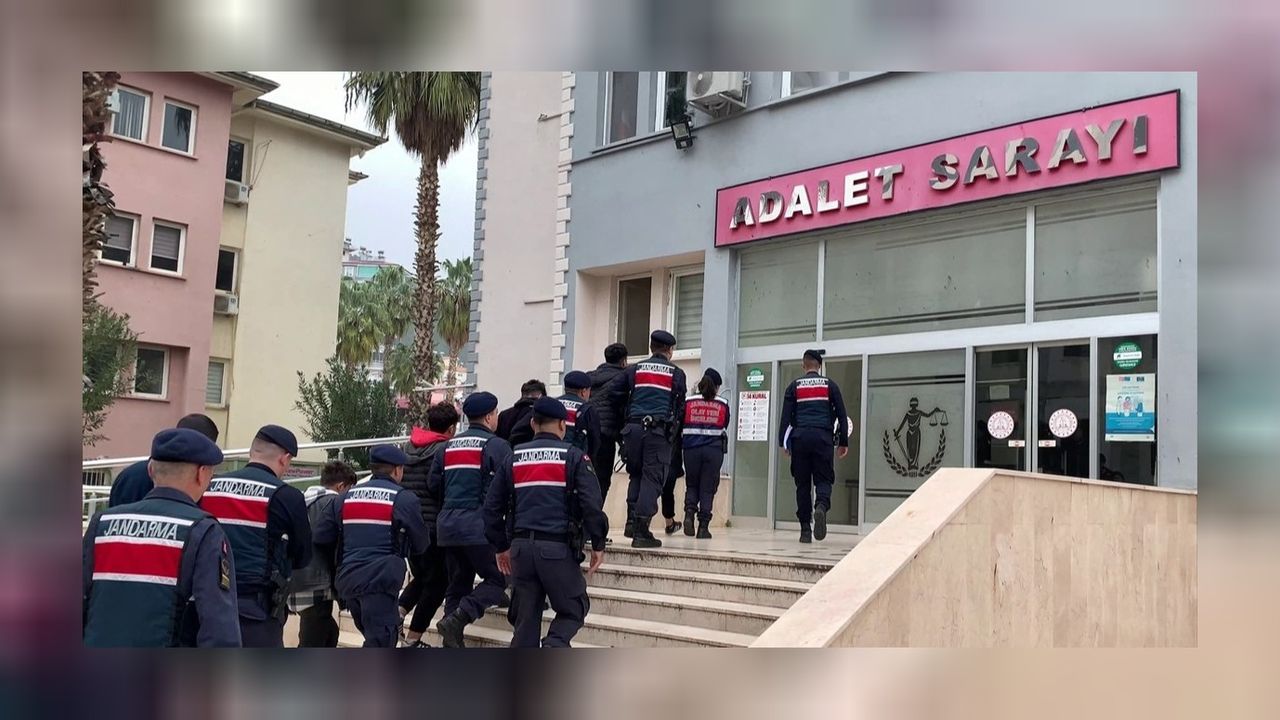 Park halindeki 2 motosikleti çalan hırsızlar tutuklandı! 