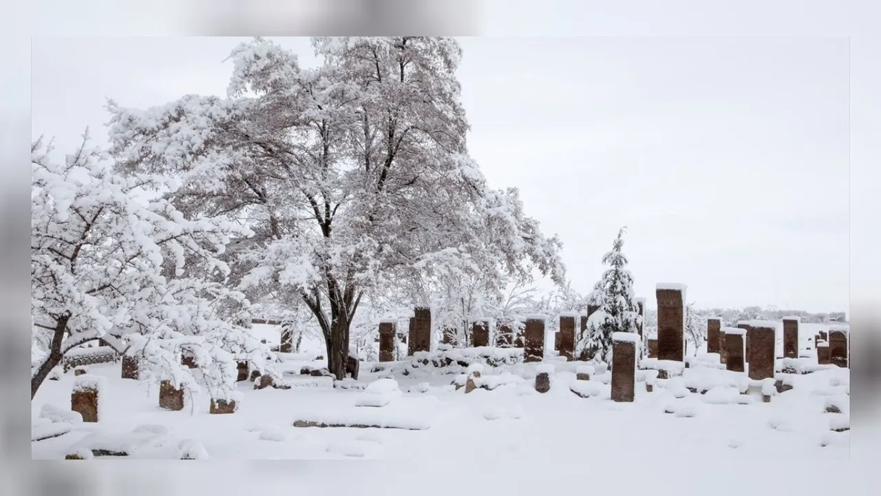 Selçuklu Meydan Mezarlığı beyaz örtüyle kaplandı! 
