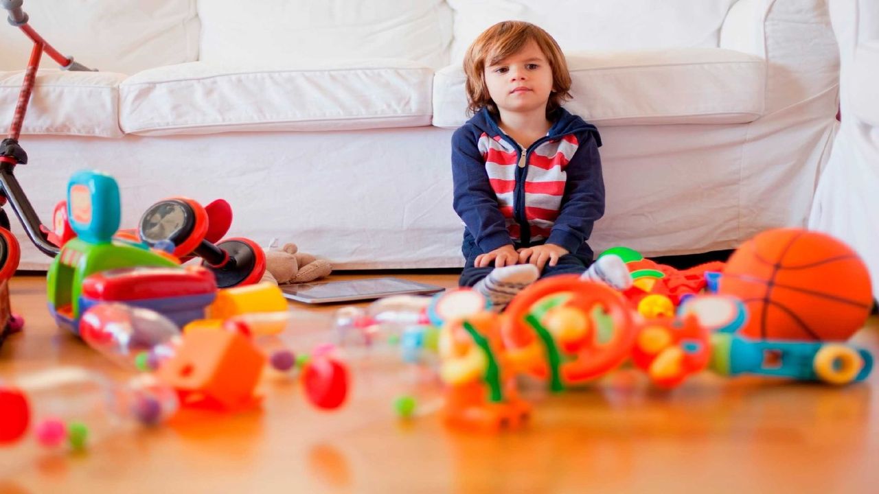 Sevindirelim derken aslında kötülük mü ediyoruz? Ebeveynler dikkat! Fazla oyuncağın çocuklarda nelere yol açtığını öğrenince, oyuncakları raflara kaldıracaksınız!