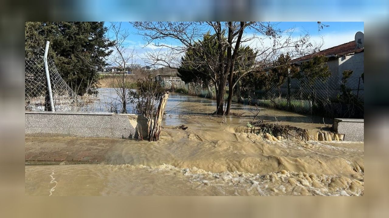 Silivri'de taşan Kula Deresi sokak ve bahçeleri sular altında bıraktı!