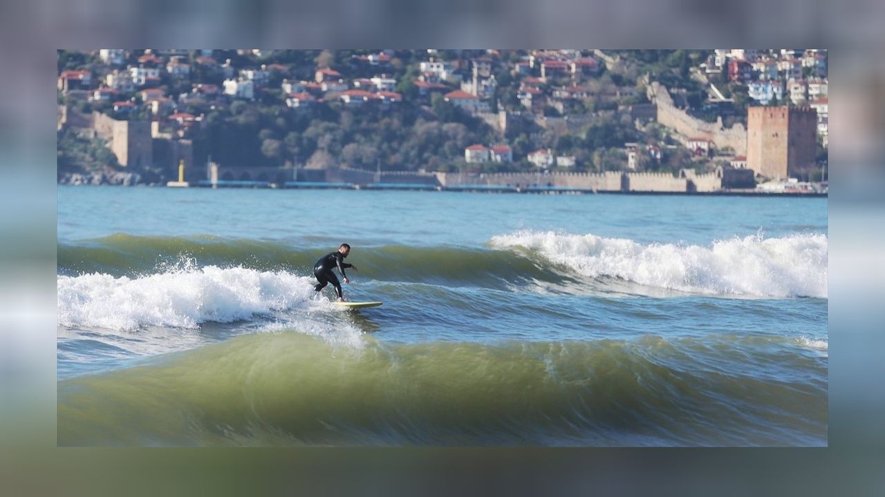 Sporseverler Antalya'da Ocak ayında sörf yapmaya çıktı!