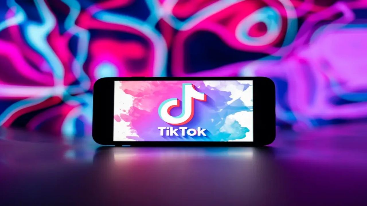 TikTok bazı videolar için telefonu yatak olarak çevirmenizi isteyecek! İşte nedeni!