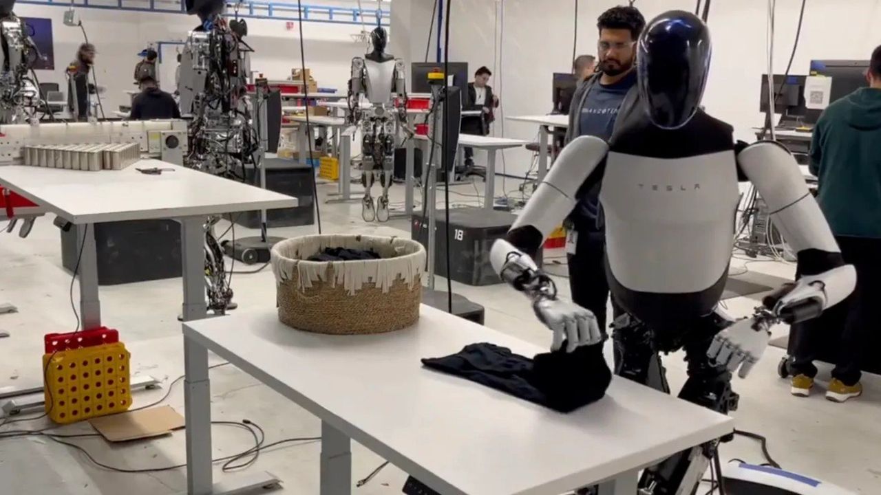 Tişört katlayan Tesla robot videosu sahte mi? İşte gündem yaratan iddialar!