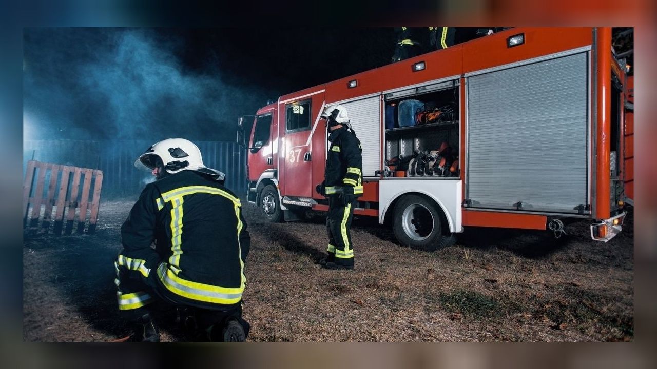 Ümraniye'de kereste dükkanında yangın! İtfaiye ekipleri kurtardı 