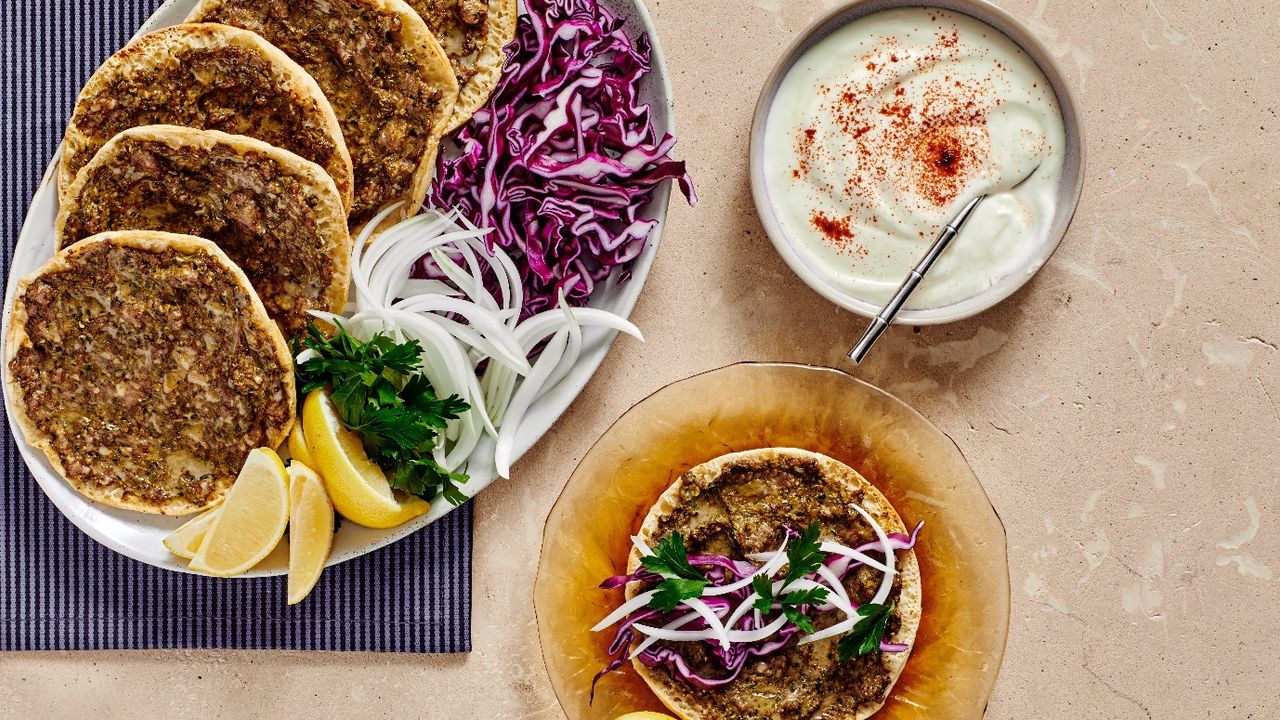 Urfa lahmacunu mutfağınıza geliyor! Böyle lahmacunu bir daha yiyemezsiniz 