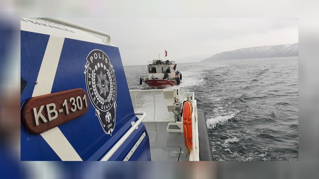 Van Gölü'nde sürüklenen tekneyi deniz polisi kurtardı