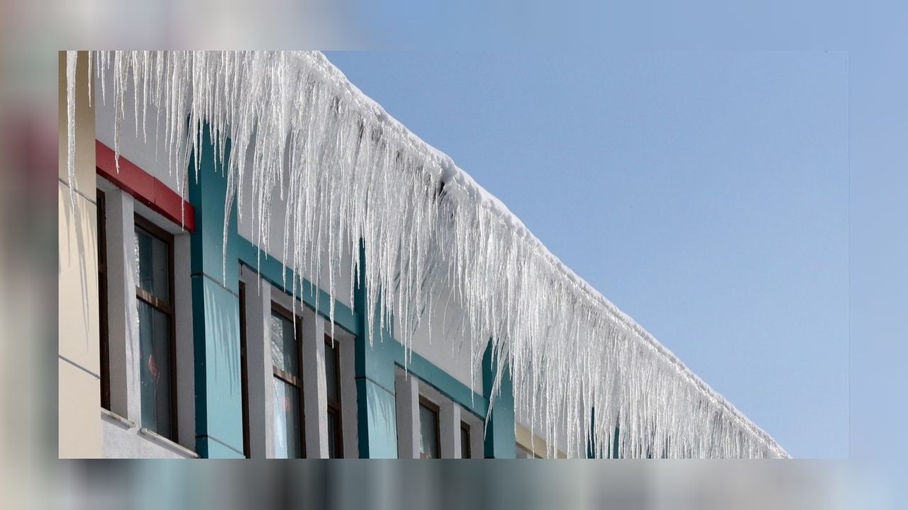 Yoğun sis, pus ve -25 derece hava! Çatılarda devasa buz sarkıtları oluştu 