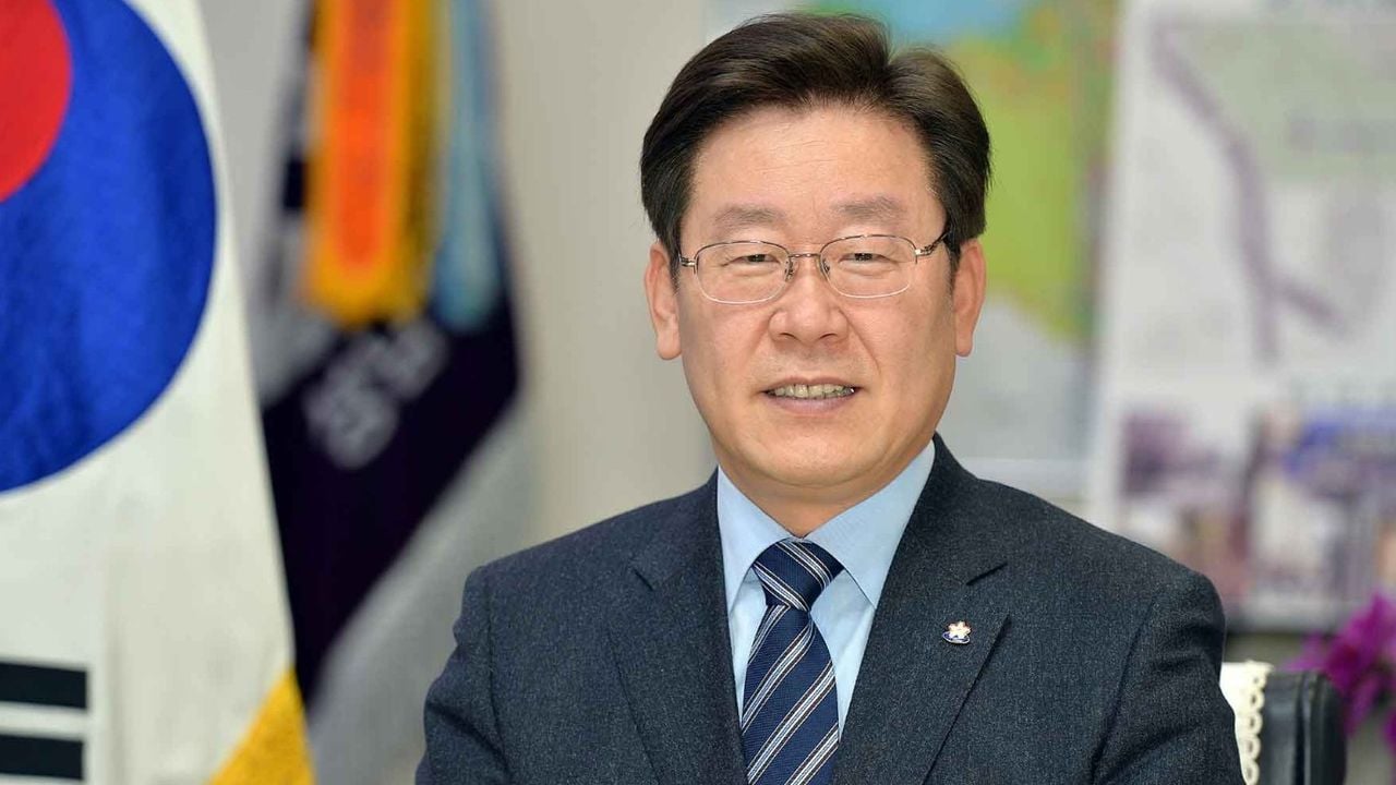 Yolsuzlukla suçlanan Güney Kore muhalefet lideri boynundan bıçaklandı!