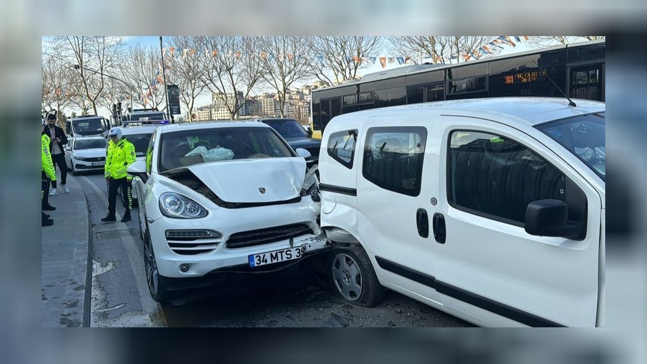 Beyoğlu'nda zincirleme trafik kazası! İETT otobüsü, cip ve 2 otomobilde maddi hasar