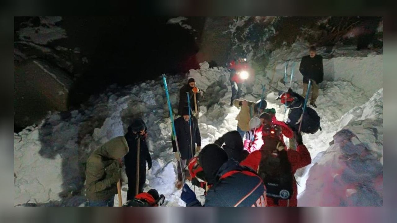 Bingöl'de çığ altında kalan vatandaş 98 kişilik ekiple aranıyor! 