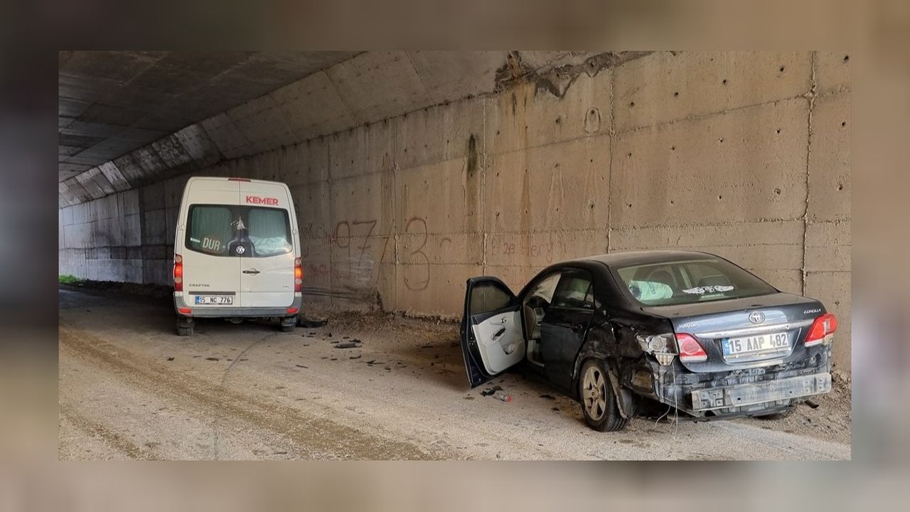 Burdur'da korkunç trafik kazası! 11 öğrenci yaralandı 