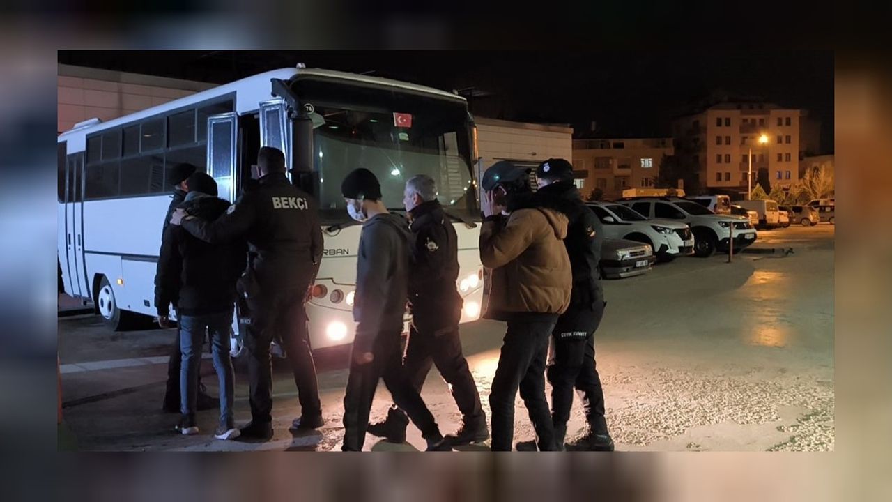 Bursa'da 12 düzensiz göçmen İl Göç İdaresi'ne teslim edildi! 