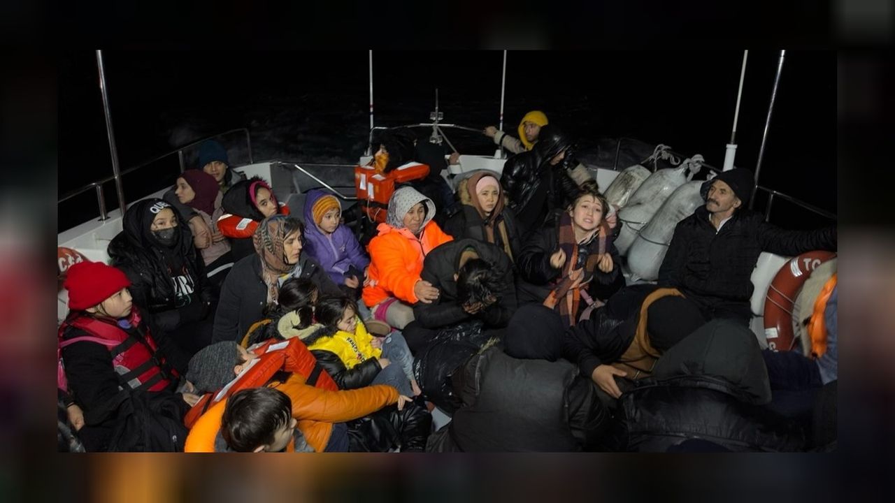 Çeşme açıklarında kurtarılan 77 düzensiz göçmen İl Göç İdaresi Müdürlüğü'ne gönderildi