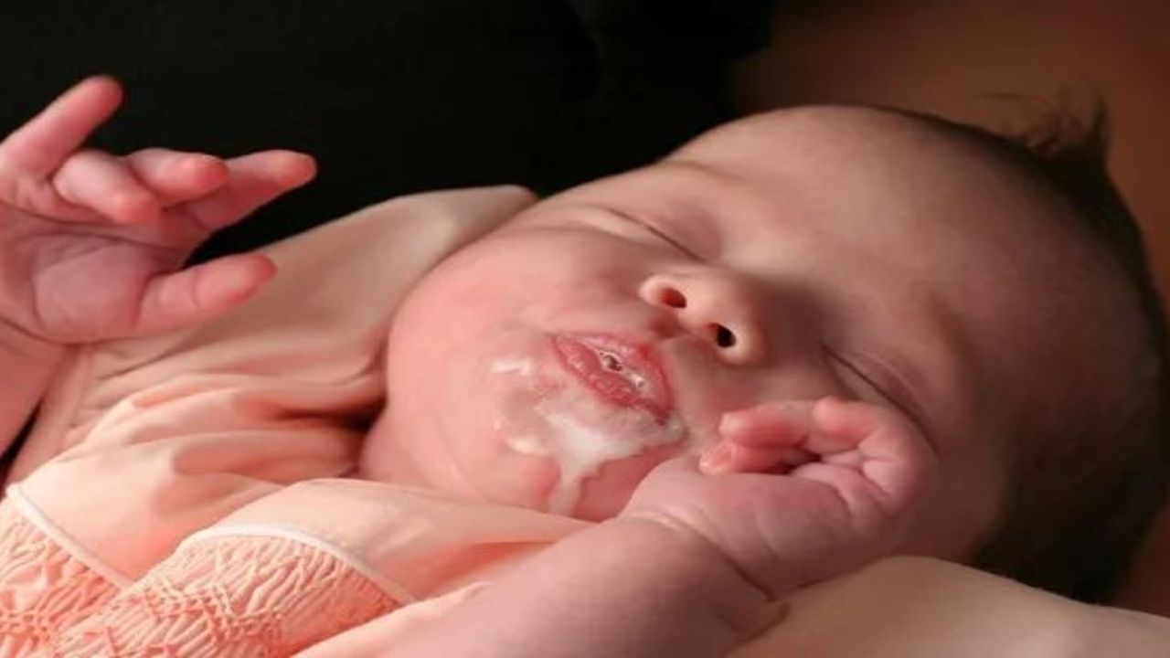 Çiçeği burnunda anneler dikkat! Bebeklerde kusma ne zaman normal, ne zaman tehlikeli? Bu belirti varsa durum kritik olabilir