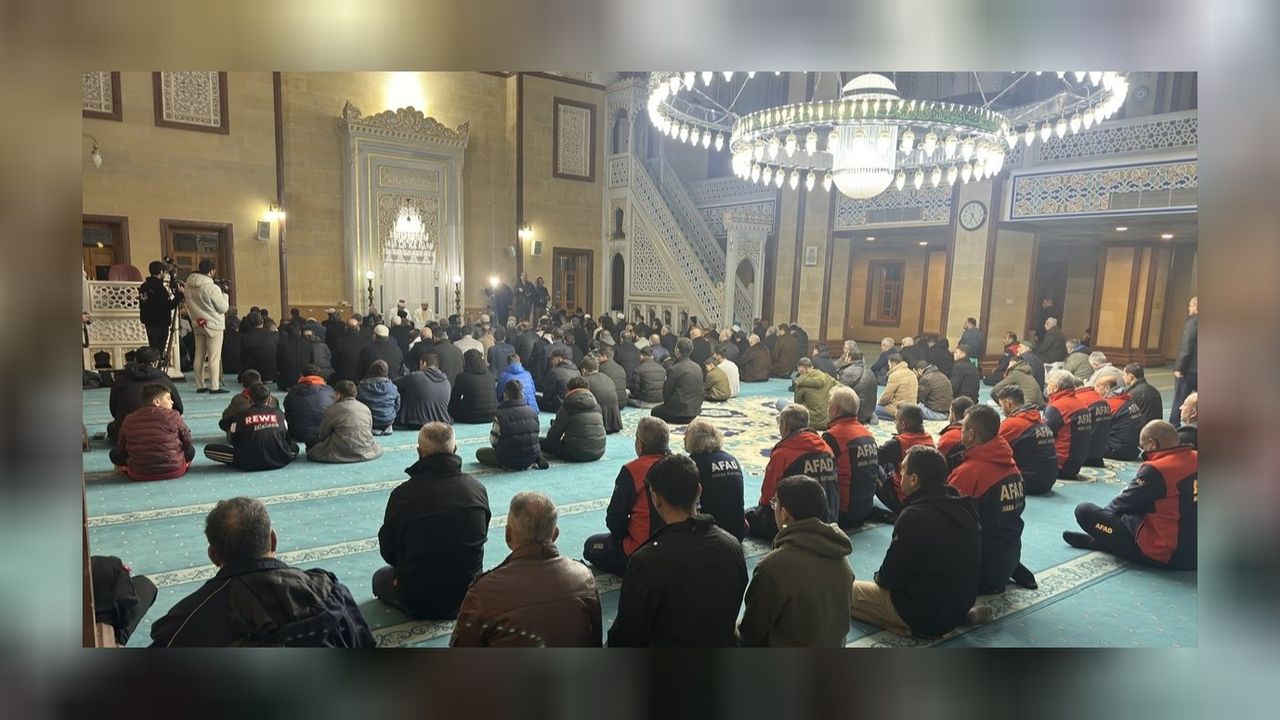 Depremde hayatını kaybedenler Adana'da da anıldı! 