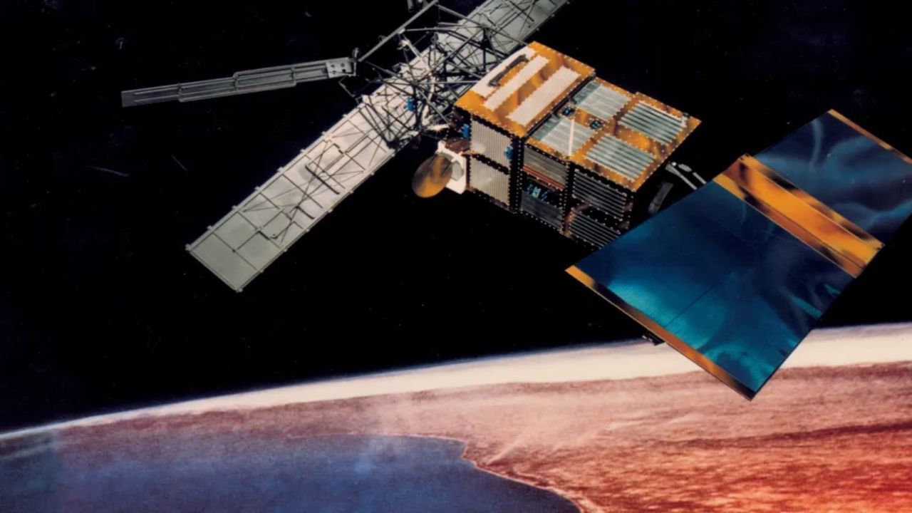 Devasa, ölü bir uydu bu ay Dünya'ya geri dönecek!