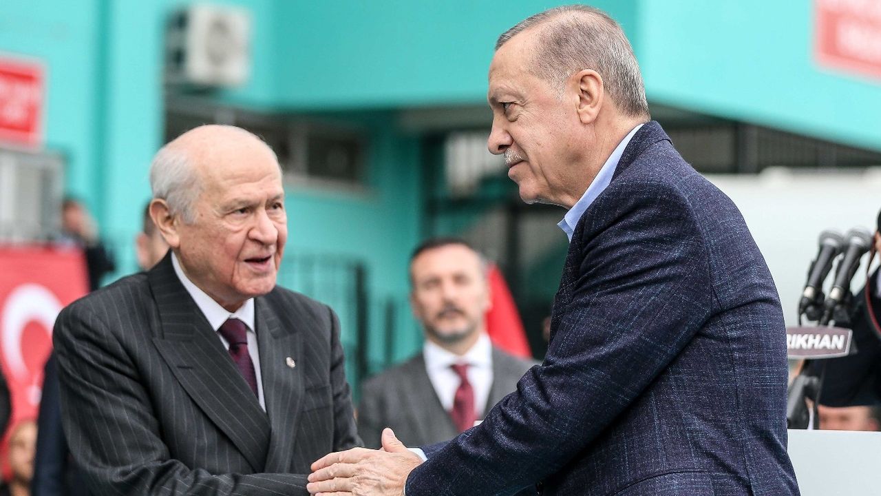 Devlet Bahçeli, Cumhurbaşkanı Erdoğan'a 70 adet gül ve kalem gönderdi! 