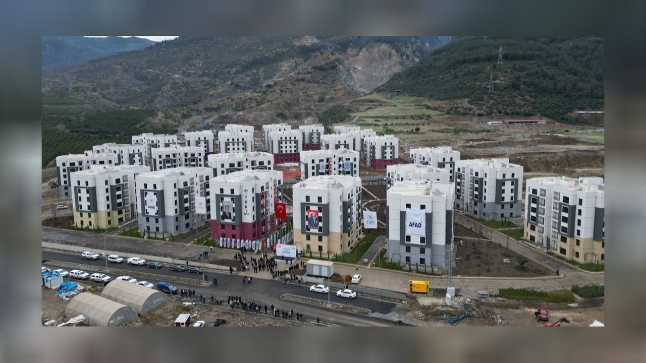 Hatay'da 256 deprem konutunun anahtarı bugün hak sahiplerine teslim edildi! 
