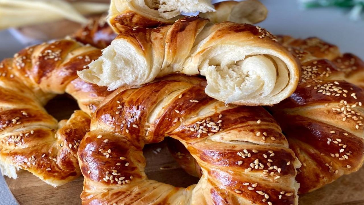 Herkes bu açma tarifini öğrenmek için kapınızda bekleyecek! Mis gibi kıyır kıyır peynirli açma tarifi