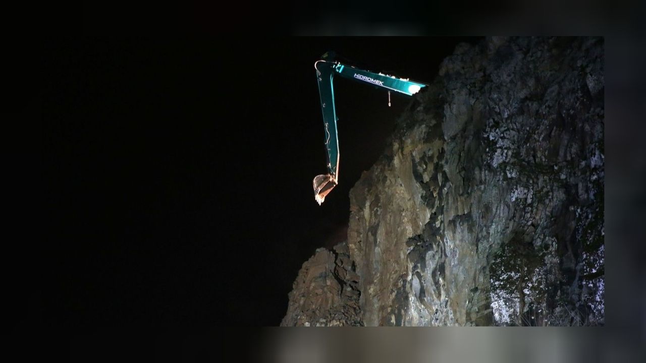 Heyelan nedeniyle kapanan Bitlis-Bayhan karayolunca çalışmalar tamamlandı! 