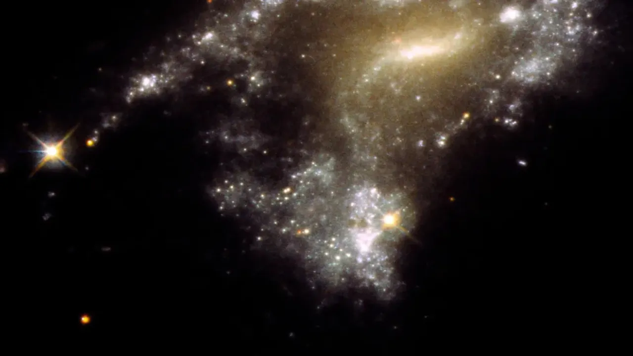 Hubble, 'inci dizisi' gibi görünen çarpışan galaksileri tespit etti!