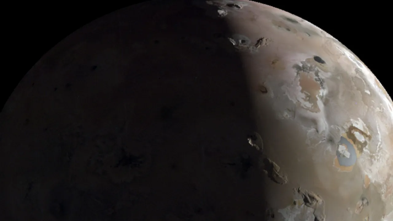 Juno uzay aracı Jüpiter’in volkanlarla kaplı uydusunun en yakın görüntülerini yakaladı! 