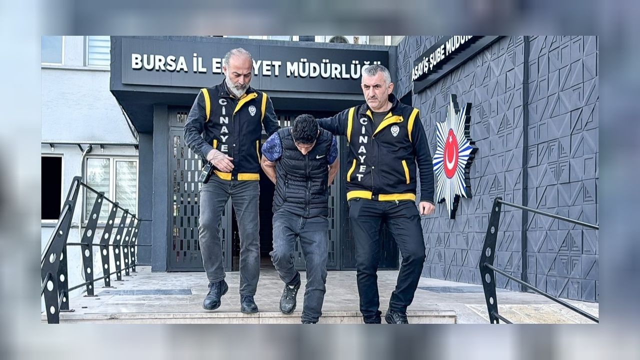 Kendi çocuğunun önünde annesini, kardeşini ve babasını öldüren zanlı adliyede