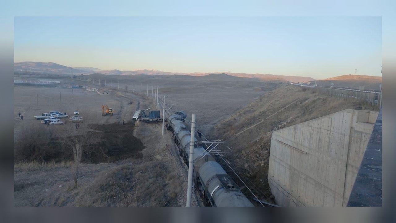 Kırıkkale'de tren kazası! Lokomotif raylardan çıkıp devrildi 