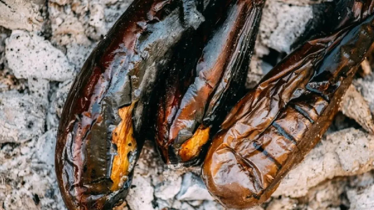 Közlenmiş patlıcan yaparken bu öneriye dikkat! İçi sulu kalıyor, kabuğu hemen ayrılıyor