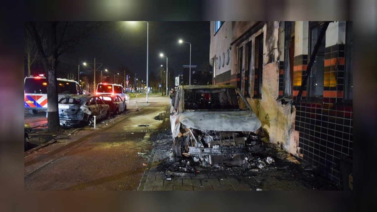 Lahey kentinde şiddet kontrolden çıktı! Polis araçlarını kundakladılar