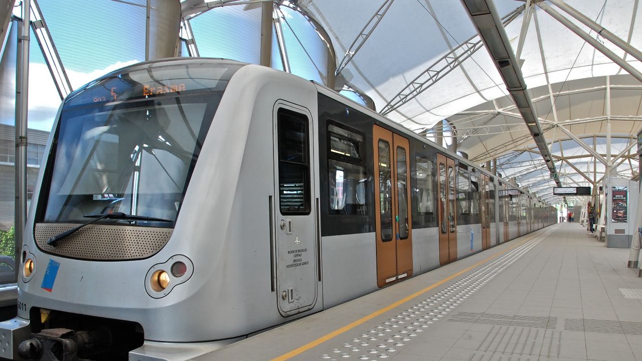 Metroya alkollü binen kadın yolculara saldırdı! 