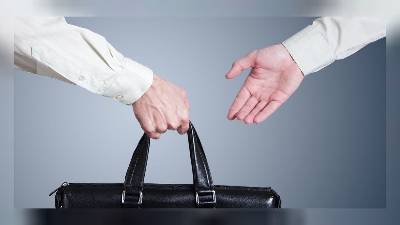 Örnek vatandaş: Yolda bulduğu 20 bin lirayı sahibine teslim etti! 