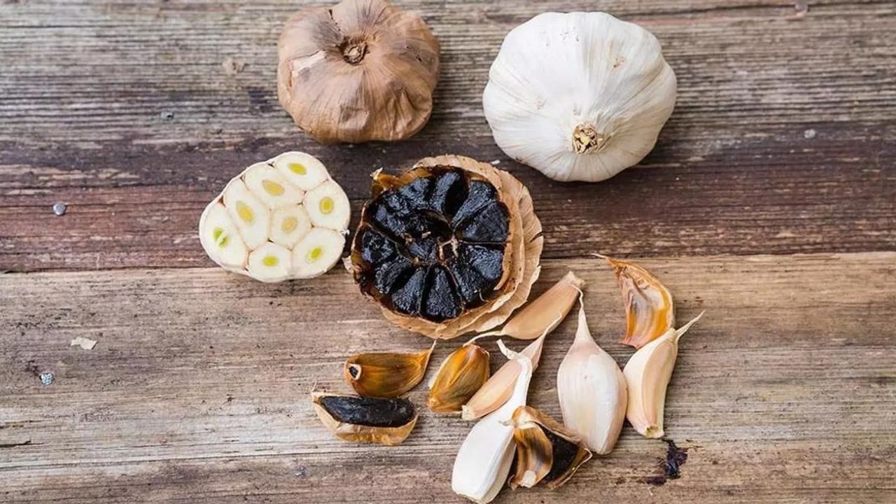  Sarımsak savaşı başlıyor! Siyah mı, beyaz mı? Hangi sarımsak türü sağlığınız için daha güçlü?