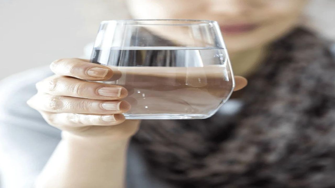 Su içmenin önemini bir kez daha anlayacaksınız! Vücut su kıtlığı çektiğinde bakın hangi hastalığın kapısını çalıyor