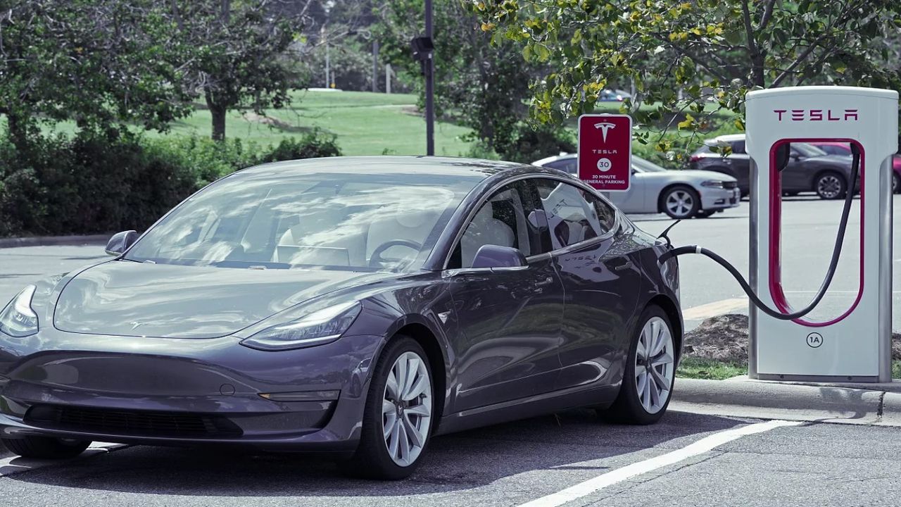 Tesla elektrikli araç şarj cihazı için Hilton’dan sonra bir otelle daha anlaşma imzaladı! 