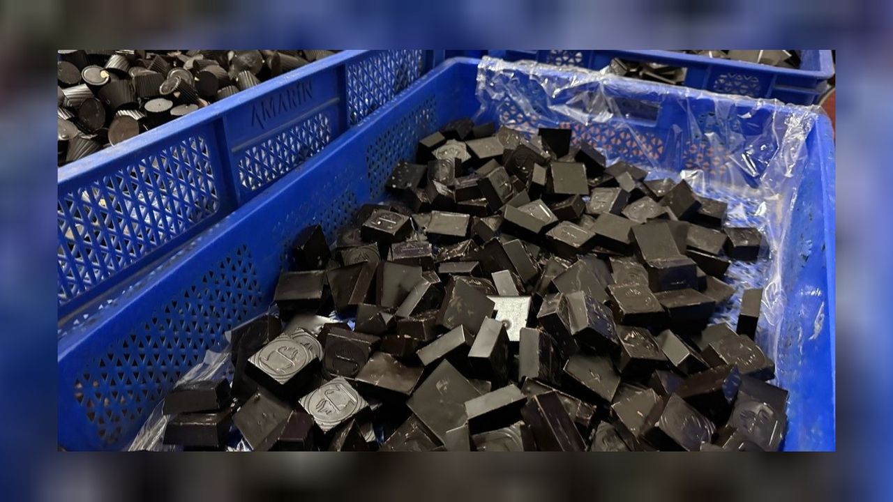 Yabancı uyruklu iki şahsın kaçak çikolata ürettiği imalathaneye baskın! 