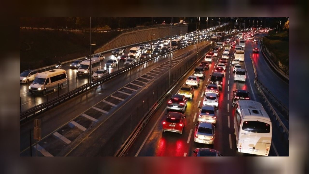 Yağışı hava İstanbul trafiğini katladı! Yoğunluk yüzde 81'e yükseldi!