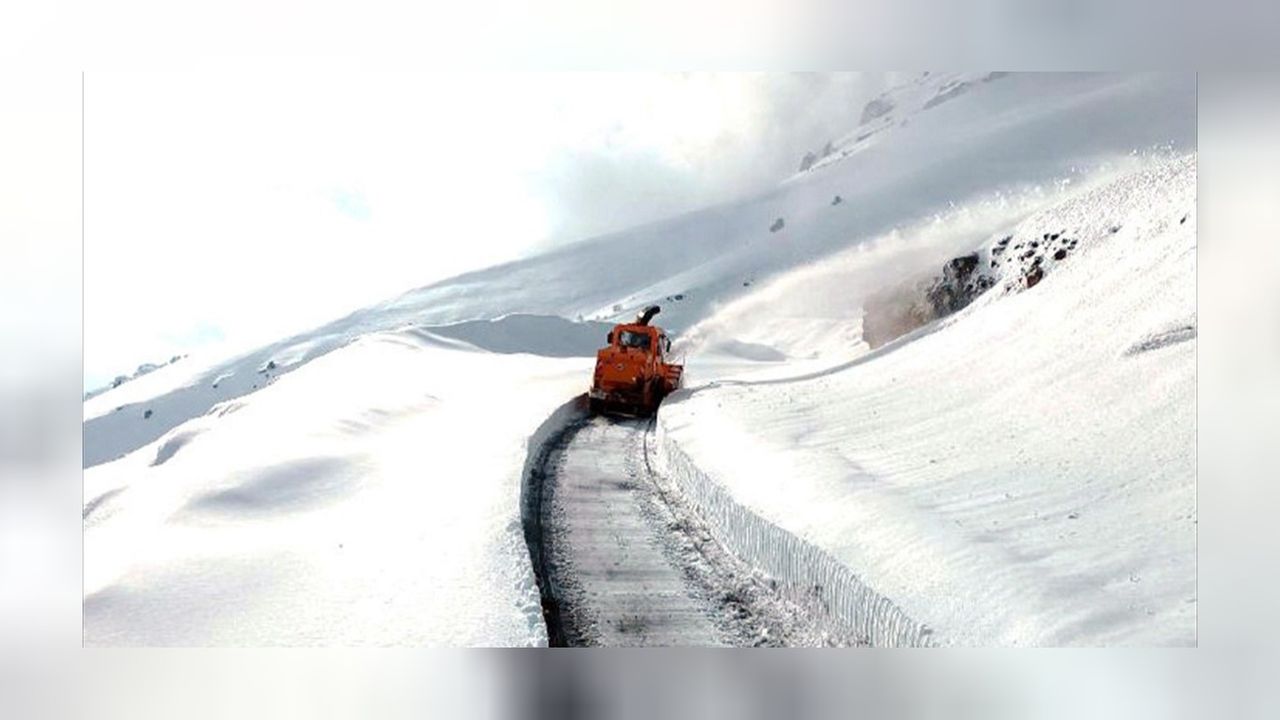 Yoğun yağış sonucu kapanan Şırnak Tanin Geçidi'nde karla mücadele! 