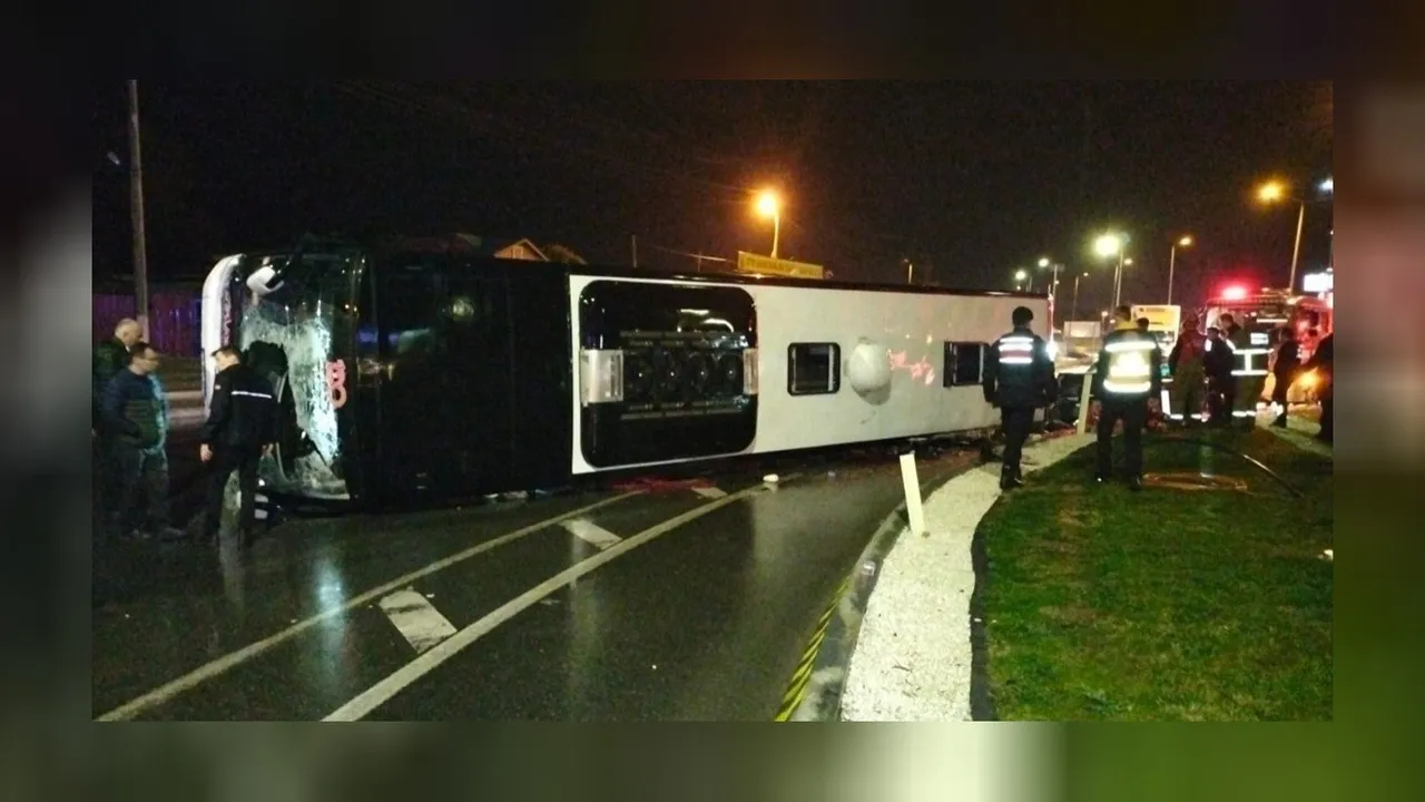 Yolcu otobüsü devrildi: 1 ölü 20 yaralı var! 
