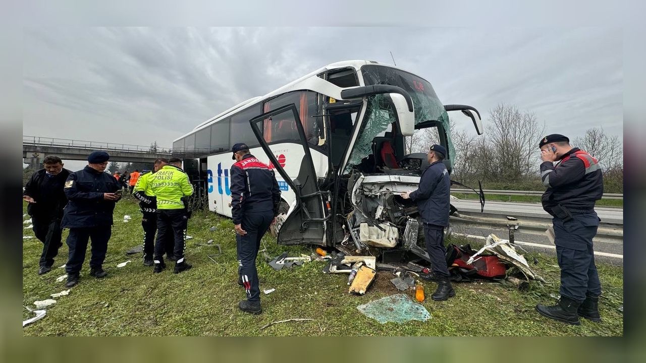 1'i ağır 9 yaralı: Yolcu otobüsü Düzce kesiminde refüje çarptı! 