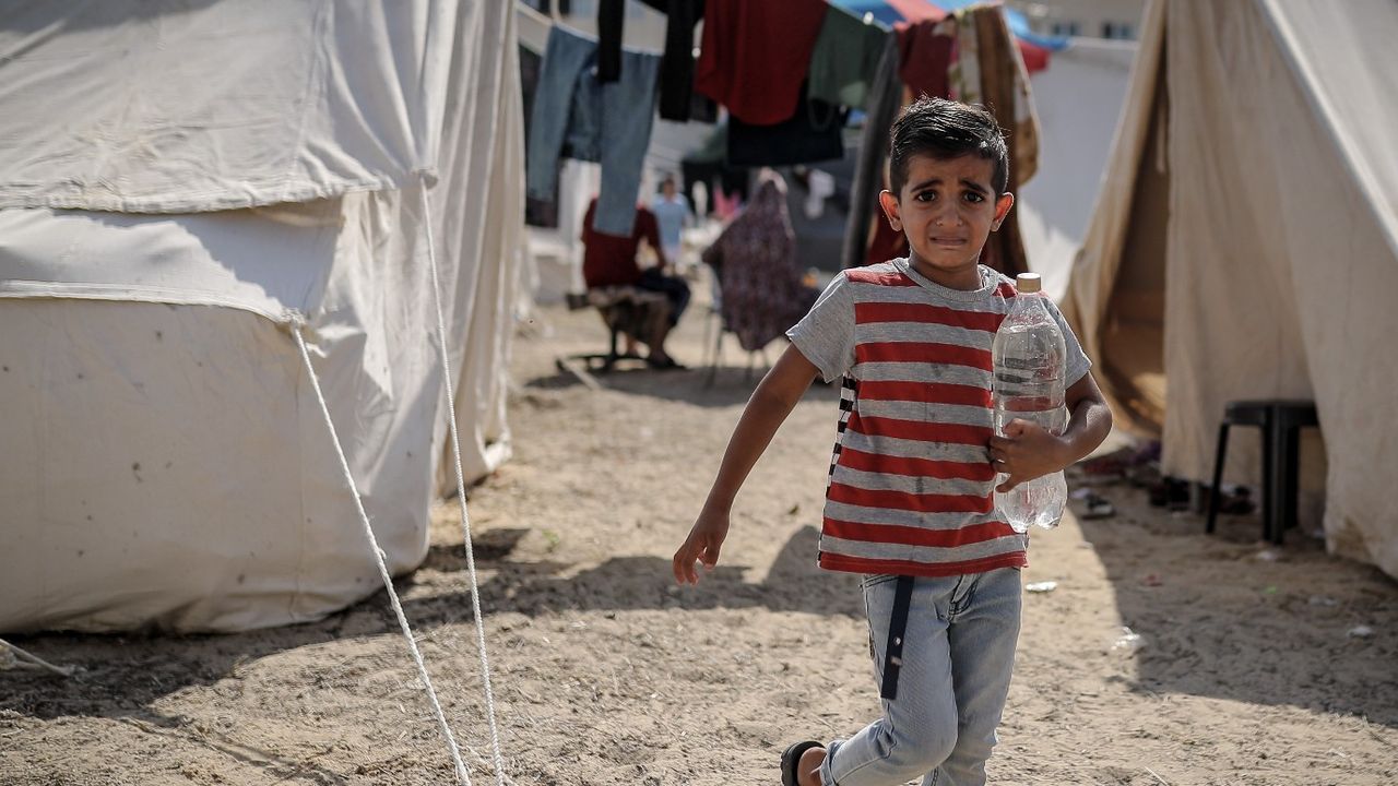 Açlık savaşına devam: İsrail bir insani yardım deposunu daha vurdu! 