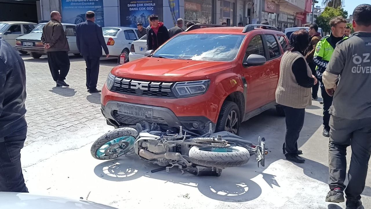 Adana'da iki otomobille birden çarpışan motosiklet sürücüsü ağır yaralandı! 