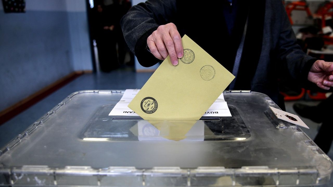 AK Parti milletvekilleri tam kadro sahada! Seçim öncesi çalışmalar hız kazandı 